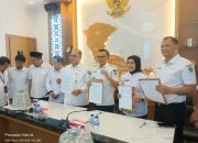 Bupati Konawe. Yusran Akbar Serahkan Aset Tanah dan Bangunan Ke Bawaslu Konawe