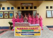 Polsek Onembute Melaksanakan Giat Bagi Takjil Bersama Ibu Bhayangkari Kepada Masyarakat pengguna Jalan Di Depan Kantor Polsek onembute,