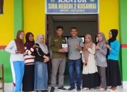 ‎Kepsek SMA N 2 Kusambi Terimah Karya Buku Dari Alumni Transformasi Wacana di Era Distrupsi