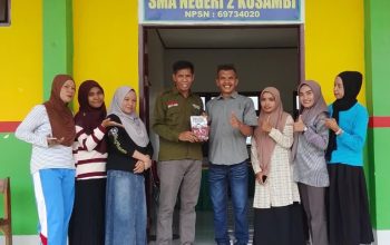 ‎Kepsek SMA N 2 Kusambi Terimah Karya Buku Dari Alumni Transformasi Wacana di Era Distrupsi