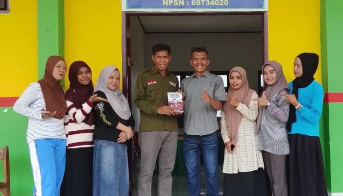 ‎Kepsek SMA N 2 Kusambi Terimah Karya Buku Dari Alumni Transformasi Wacana di Era Distrupsi