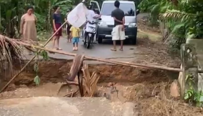 Jembatan Penghubung Desa Asaki–kecamatan Lambuya Putus, Aktivitas Warga dan Anak Sekolah Terganggu