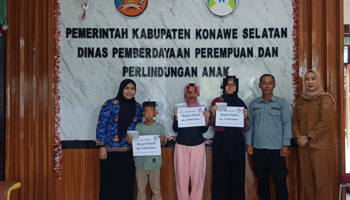 DP3A Konsel Bersama LPAI Salurkan Beasiswa Pendidikan Untuk Anak Penyintas